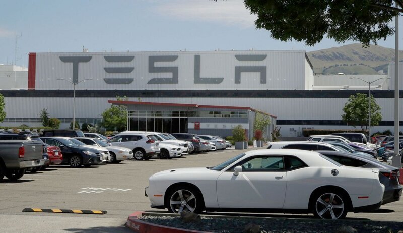 "Арестуйте меня": Илон Маск открыл завод Tesla вопреки запретам