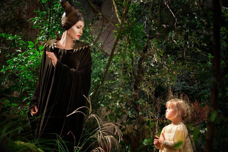 4. В "Малифисенте" (2014) маленькую принцессу Аврору сыграла пятилетняя Вивьен, дочь Анджелины Джоли, потому что другие дети-актёры боялись Джоли в рогато-скуластом гриме до слёз
