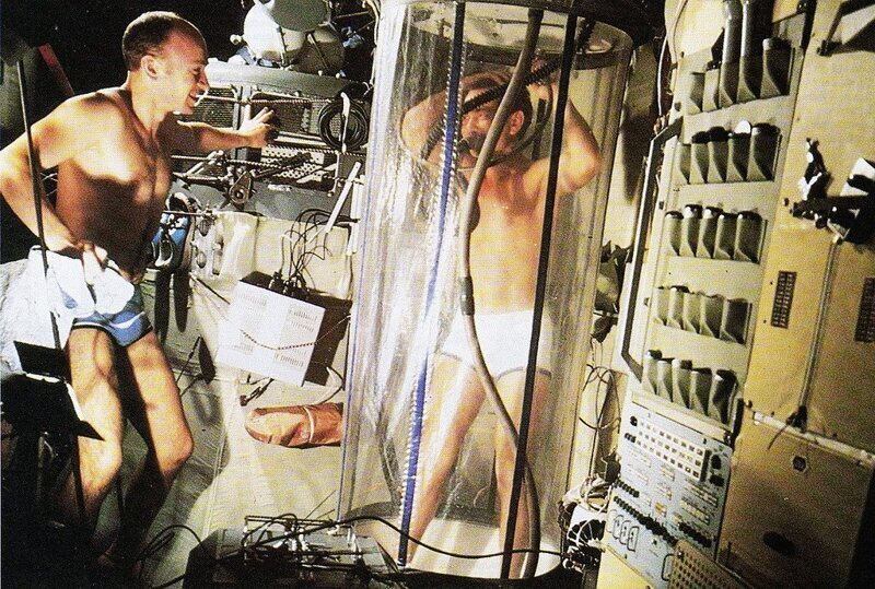 Космонавты Анатолий Березовой и Валентин Лебедев принимают душ на борту орбитальной станции Салют-7. 1982 год.
