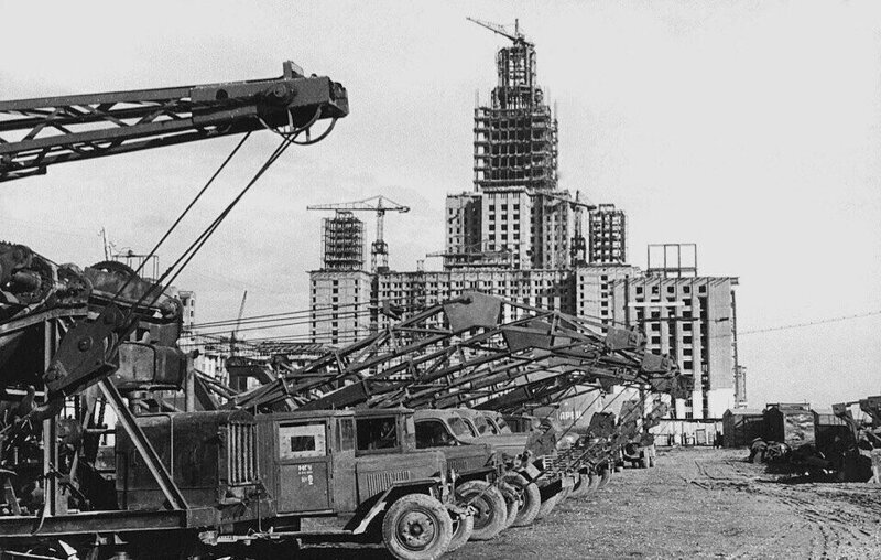 Автокраны механического парка перед строящимся МГУ, около 1952 года