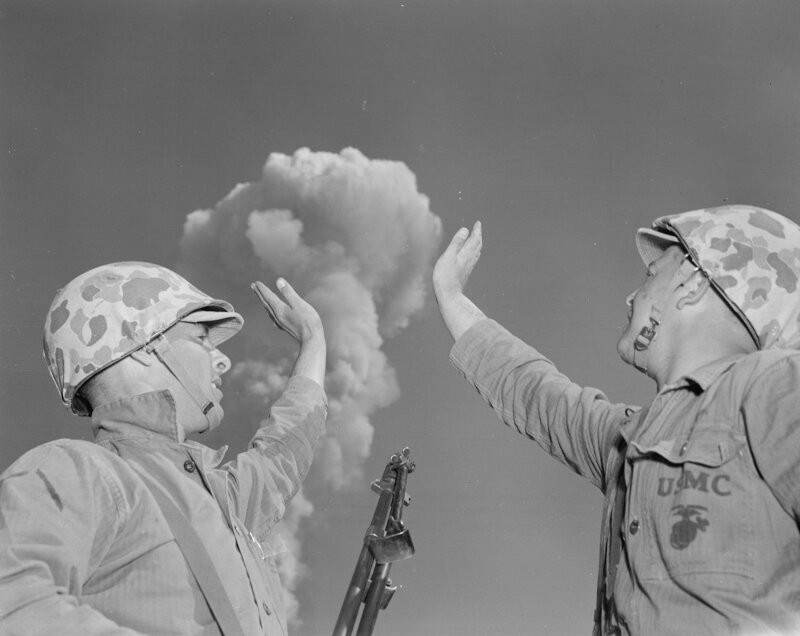 Солдаты армии США Пот и Уилсон позируют, "поддерживая" облако ядерного взрыва.