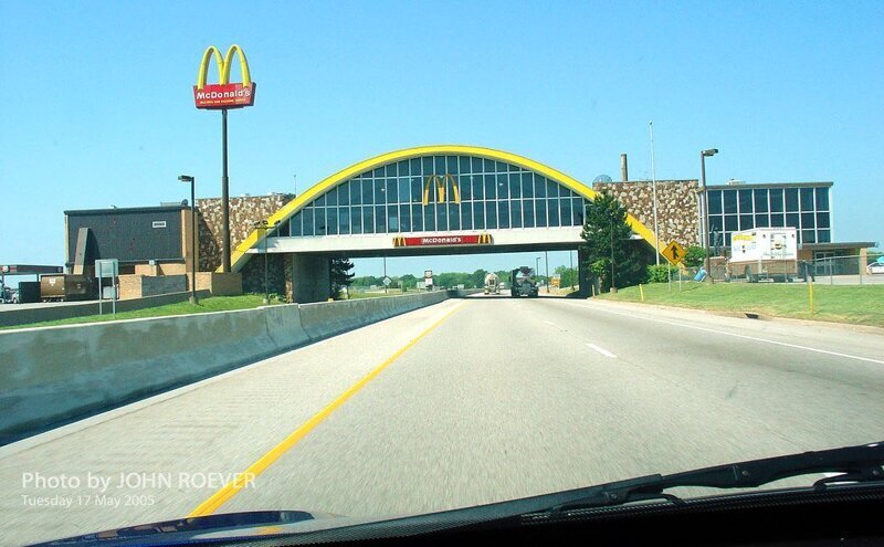 15. Макдоналдс над магистралью Уилла Роджерса в Оклахоме, США