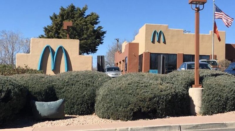 9. Макдоналдс в Седоне, Аризона, единственный с бирюзовыми буквами "М"