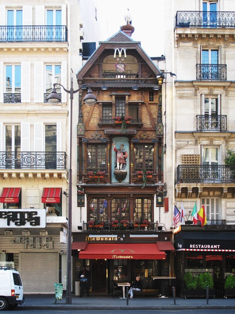 1. McDonald's на улице Сен-Лазар в Париже, Франция