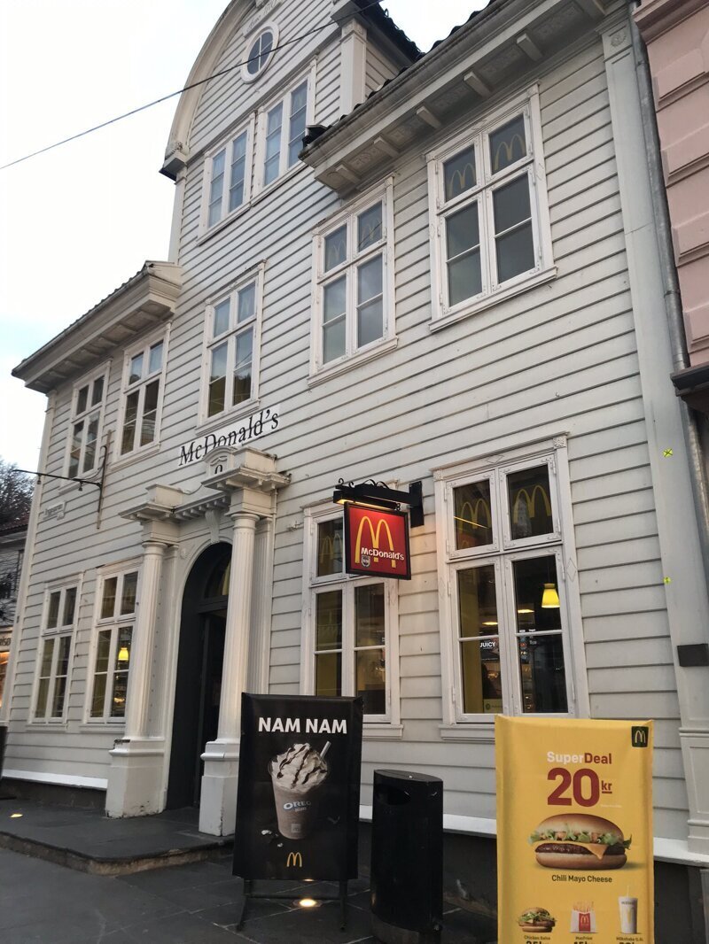 13. Макдоналдс на исторической набережной Бергена, Норвегия