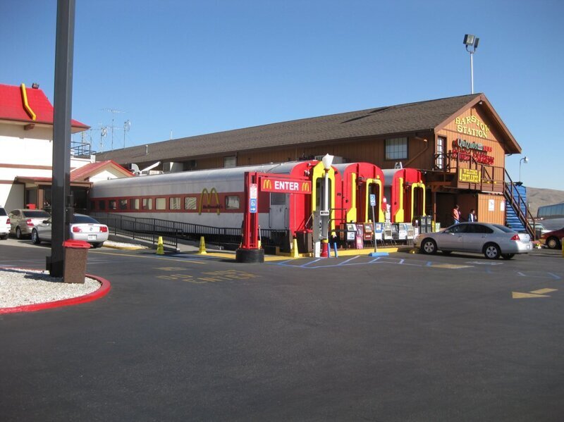 9. Поезд-Макдоналдс в Барстоу, Калифорния, США