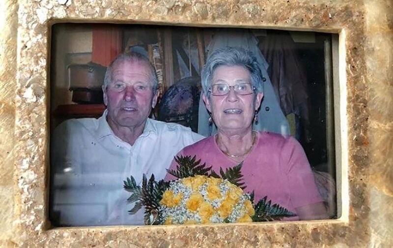 Американские супруги прожили в браке 61 год и умерли от COVID-19 в один день