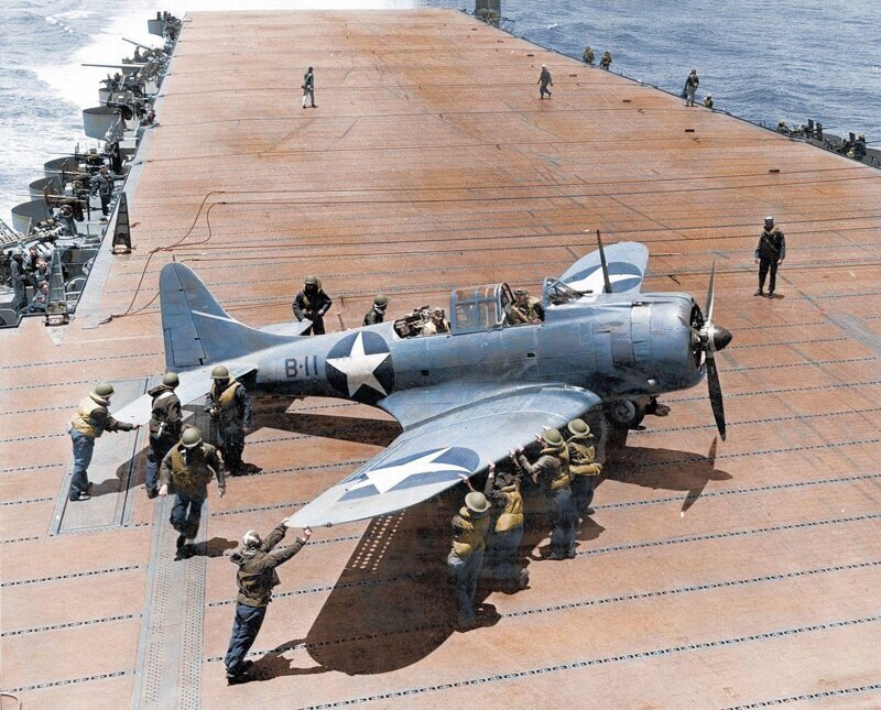 Пикирующий бомбардировщик Douglas SBD Dauntless на палубе американского авианосца USS Hornet (CV-8), битва за Мидуэй, июнь 1942 года