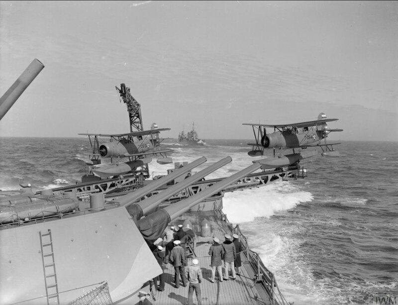Гидросамолеты на крейсере, 1942 год