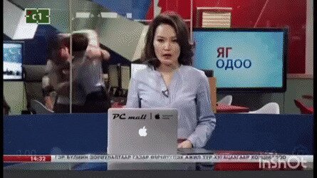 Драка на заднем плане прямого эфира на монгольском телевидении
