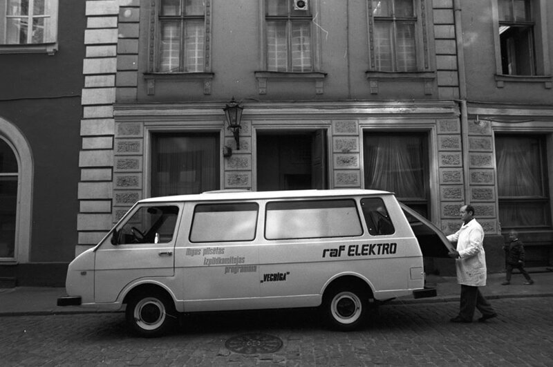 Электромобиль "РАФ-2803" на улицах Риги. 1987 г.