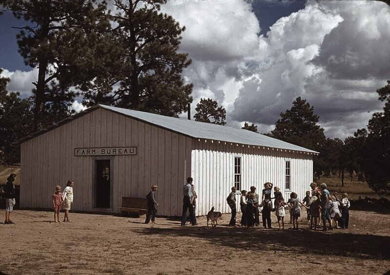 Школа в городе Пи-Таун, Нью-Мексико, организованная в бывшем здании правления фермы.