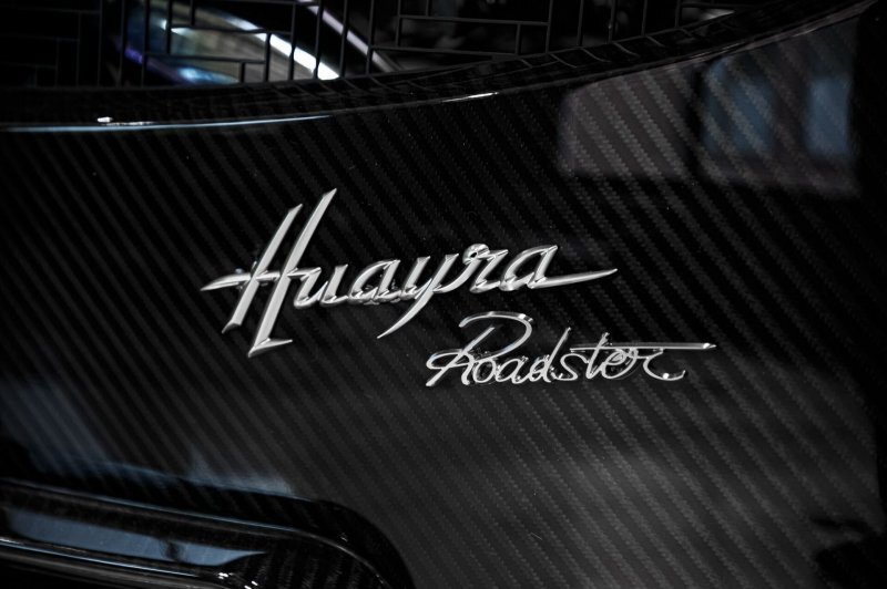 Эта красавица продается! Pagani Huayra Roadster 2017 года