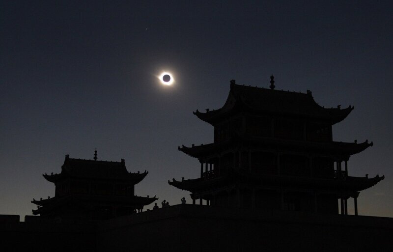 Солнечное затмение над Великой китайской стеной, 1 августа 2008. (Фото David Gray | Reuters):