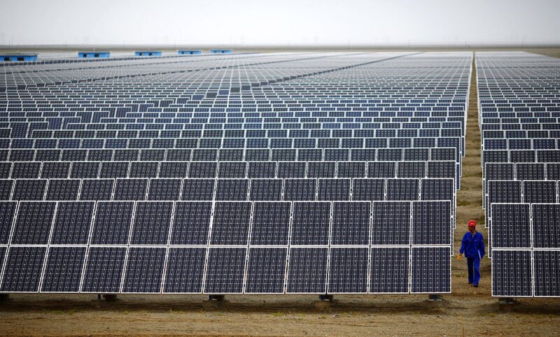  Солнечная электростанция в Дуньхуане в провинции Ганьсу, 16 сентября 2013. (Фото Carlos Barria | Reuters):