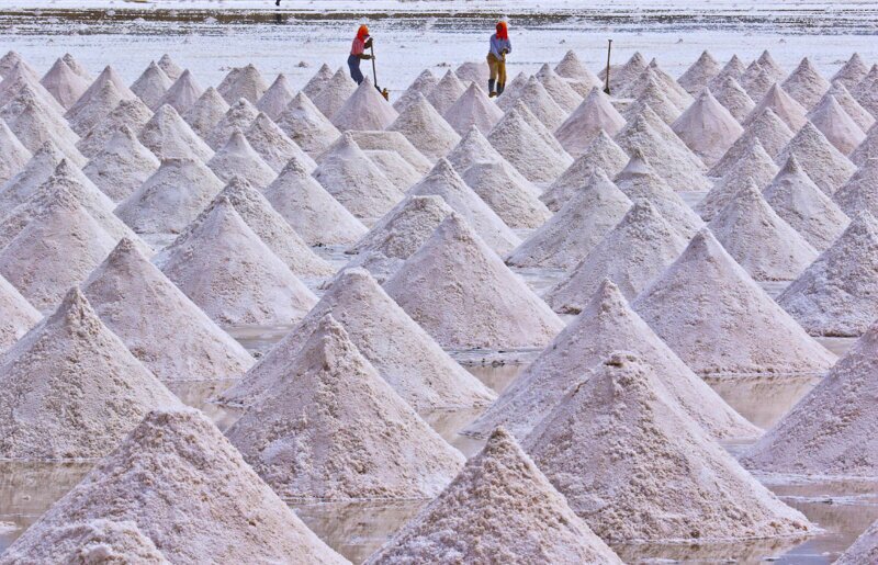 Сбор соли. (Фото Wang Jiang | Imaginechina | Corbis):