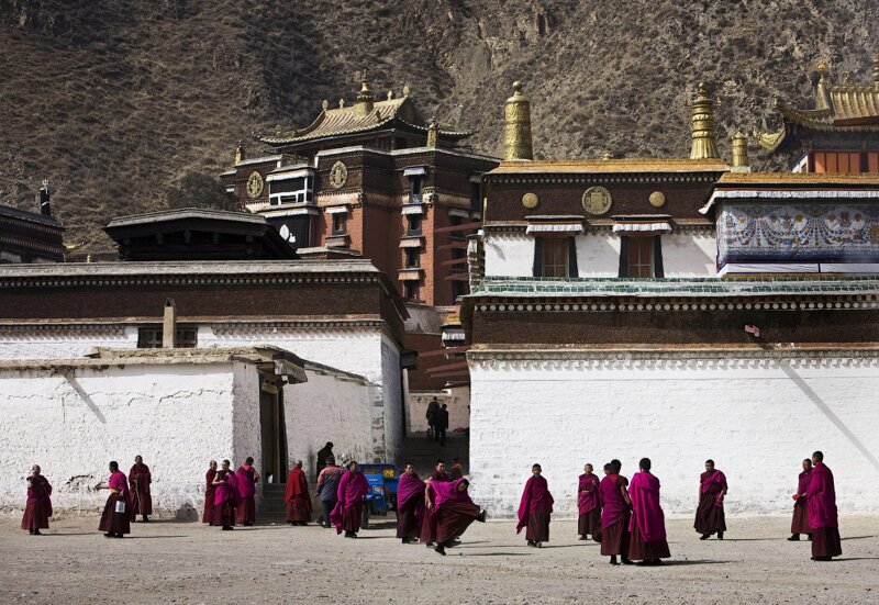 Тибетские монахи в монастыре Лабранг, о котором мы упоминали выше. (Фото Andy Wong):