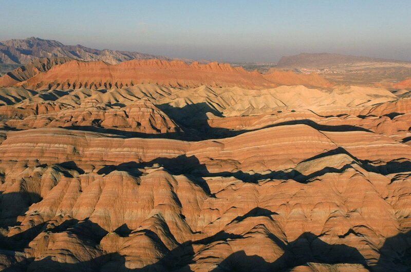 Ландшафты Данься — песчаники красного цвета и крутые скалы, созданные природой. (Фото Fan Peishen | Xinhua Press | Corbis):