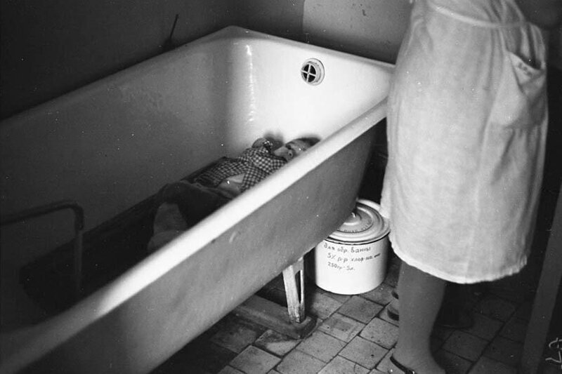 «Один в ванной». Пока надевают сухие штаны на одного ребенка, другой дожидается своей очереди в ванной. Дом ребенка № 2, Новокузнецк, 29 мая 1981 года.
