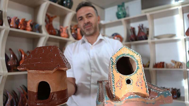 В Турции производят черепицу с домиками для птиц