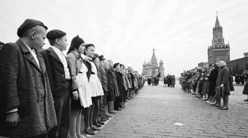 1961 год. Детей принимают в пионеры на Красной площади Москвы.