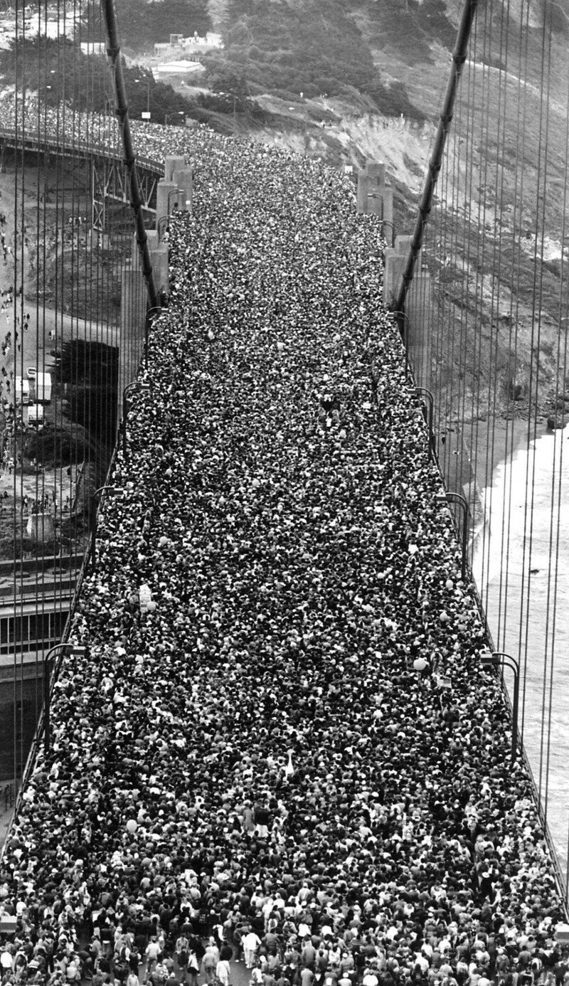2. Толпа собралась на открытии моста "Золотые ворота" в Сан-Франциско, 27 мая 1937 года