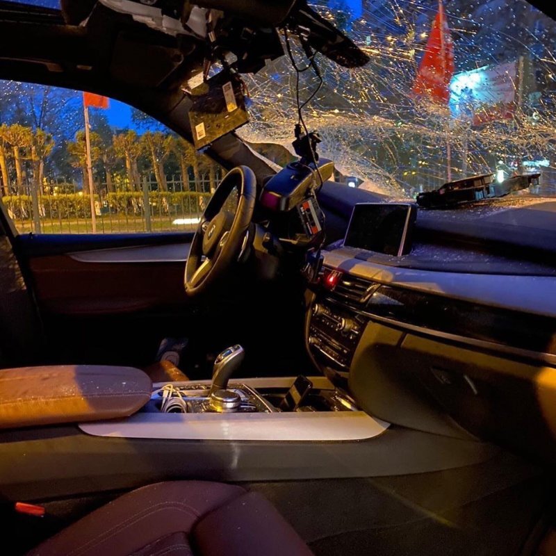 В Чебоксарах праздничный флагшток разнес лобовое стекло движущемуся BMW