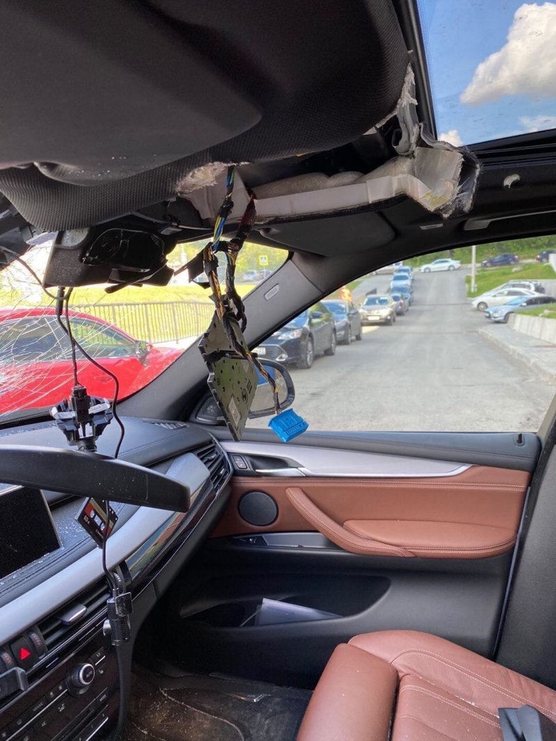 Фотографии своего поврежденного автомобиля опубликовал блогер Максим Чепель. Салон BMW также получил значительные повреждения.