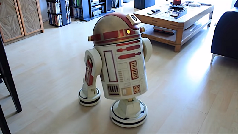 Мужчина превратил пылесос Roomba в дроида-уборщика