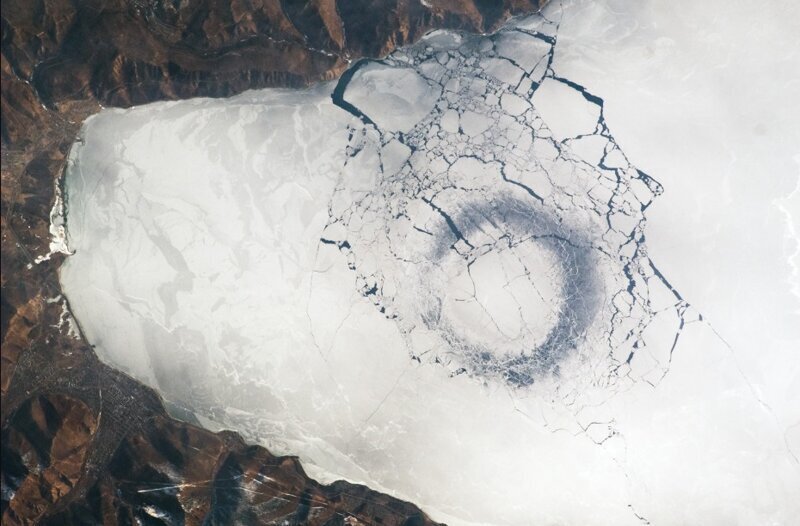 Огромные кольца на поверхности льда