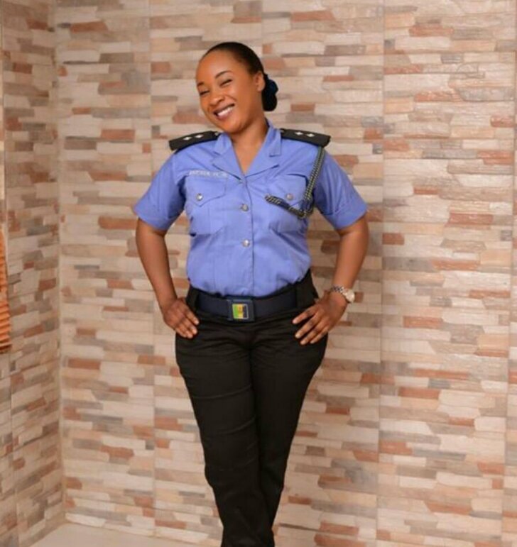 Красавица полицейский с наручниками