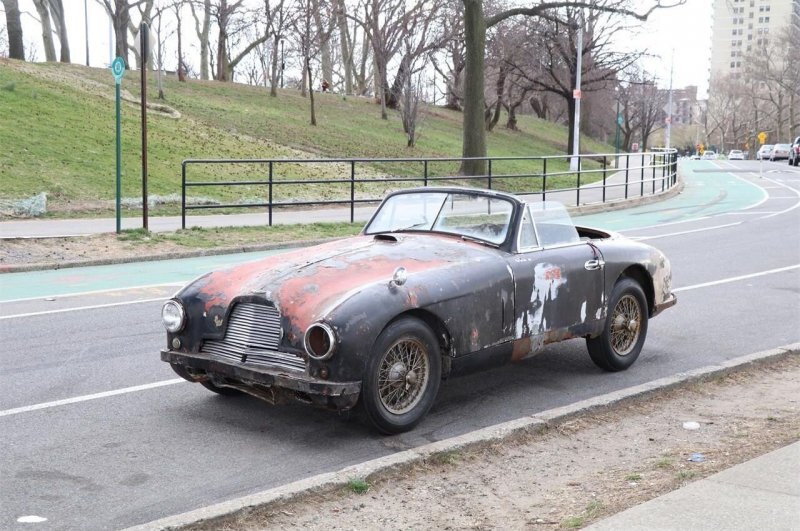 Сгнивший кабриолет Aston Martin 1952 года купили за внушительную сумму