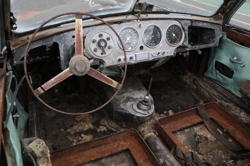 Сгнивший кабриолет Aston Martin 1952 года купили за внушительную сумму