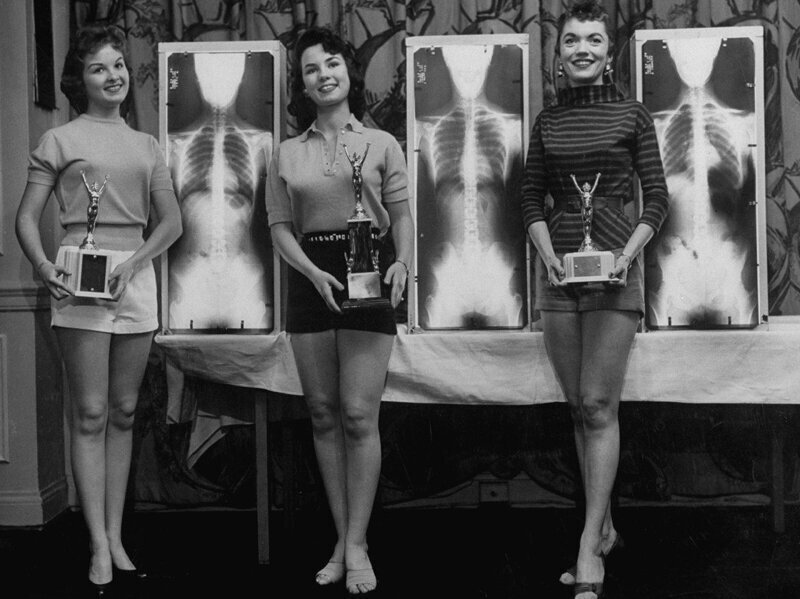 Эти милые дамы боролись за мисс Корректная осанка в 1956 году