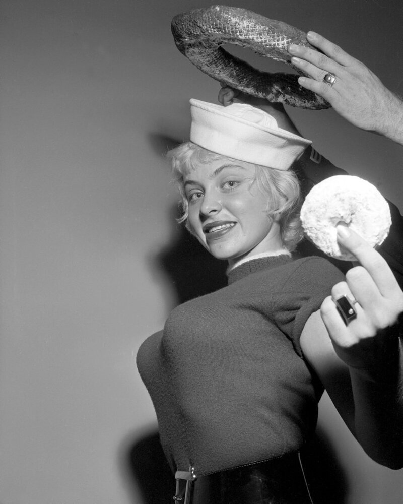 Джой Харман, которой в то время было всего 19 лет, был коронован как «Королева пончиков Нью-Йорка» в USO 1957 года.