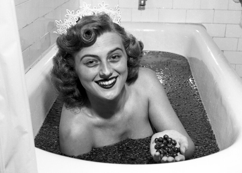 29 июня 1955 года эта прекрасная «Черничная королева» расположилась в ванне с ягодами в отеле Рузвельта вскоре после завоевания чести.