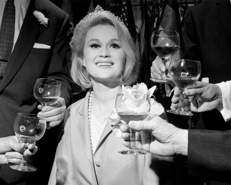 Паула Уэйн коронована как «Майская винная королева» в апреле 1965 года.