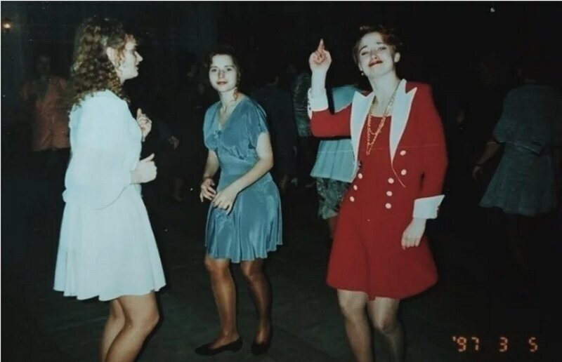 Дамы на дискотеке. Россия, 1997 год.