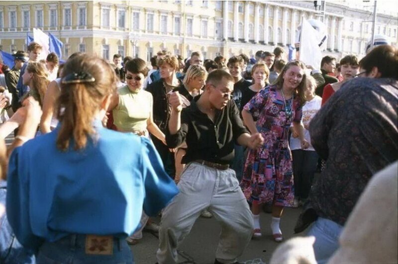 Молодежь на Дворцовой площади. Санкт-Петербург, 1995 год.