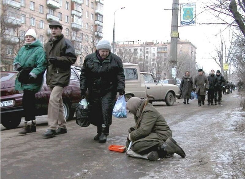 Женщина просит милостыню. Москва, 1999 год.