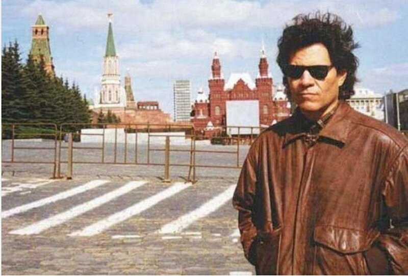 Актёр сериала «Санта-Барбара» Эй Мартинез на Красной площади. Москва, 1995 год.
