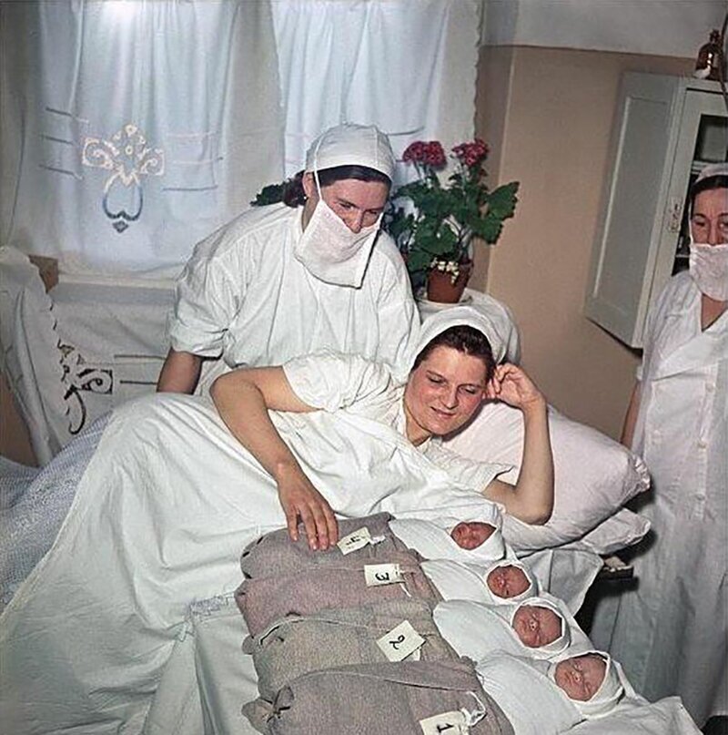 Мать В. З. Босова с четырьмя близнецами, 1956 год, г. Москва