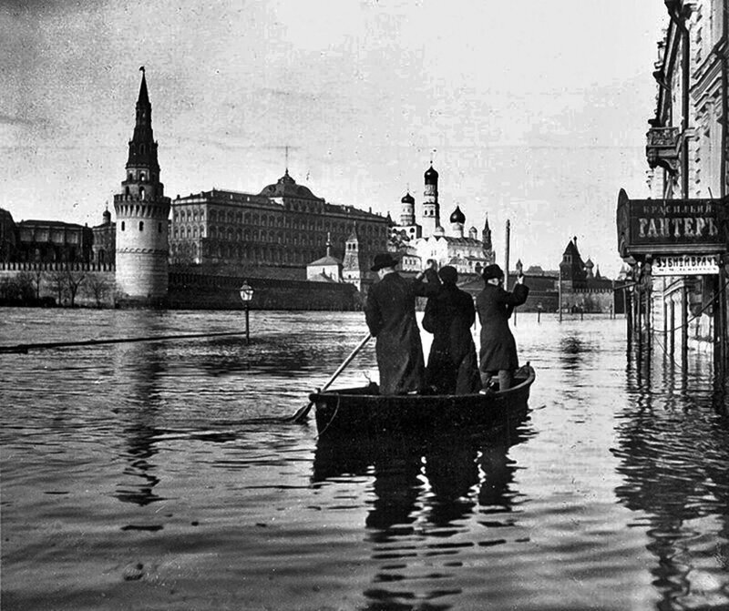 На лодке к Красной Площади. Самое большое наводнение за всю историю Москвы, 1908 год