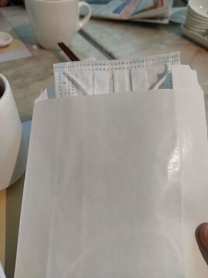 Ресторан в Гонконге выдает конверты, в которые можно положить маску, пока вы трапезничаете