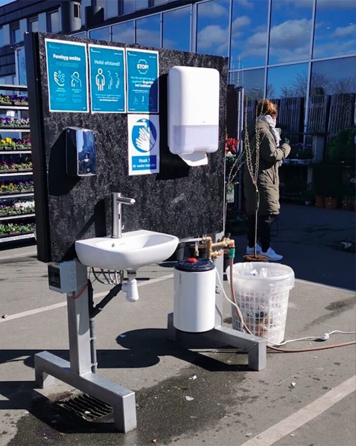 Станция для мытья рук у супермаркета в Дании