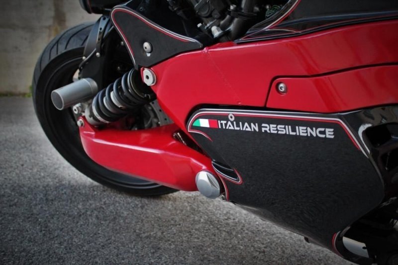 Yamaha GTS 1000 "Italian Resilience" — символичный кастом из Италии