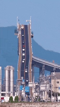 Самый крутой мост в Японии, глядя на который кажется, что машины едут вертикально