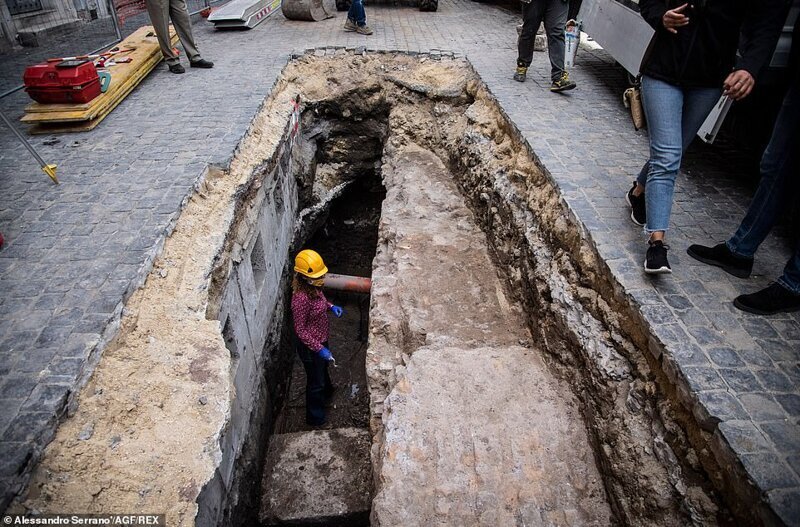 Уличный провал в Риме открыл древнюю брусчатку
