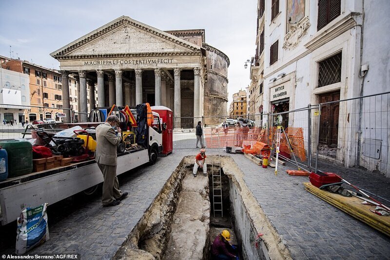 Уличный провал в Риме открыл древнюю брусчатку