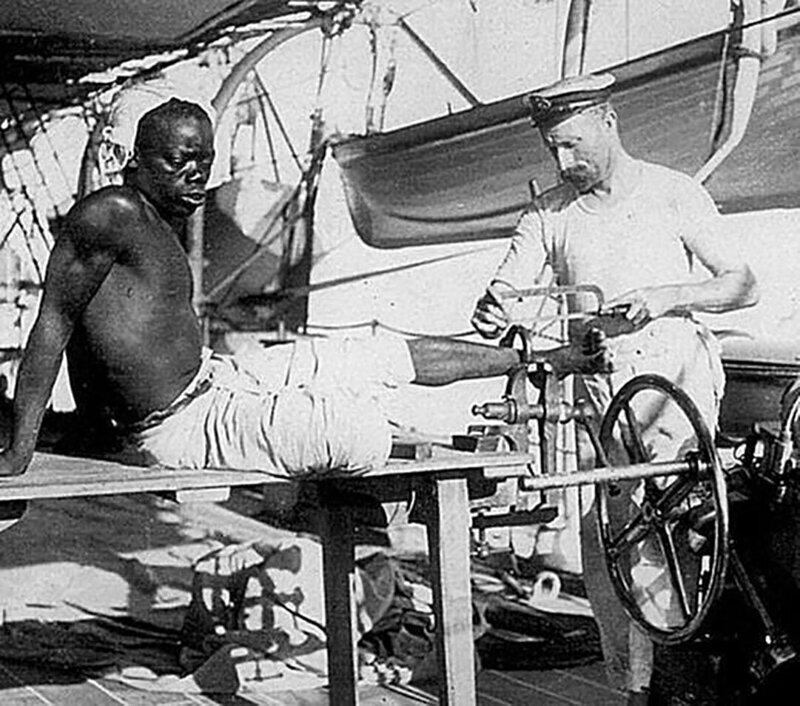 Британский моряк снимает кандалы с раба, конец ХІХ века